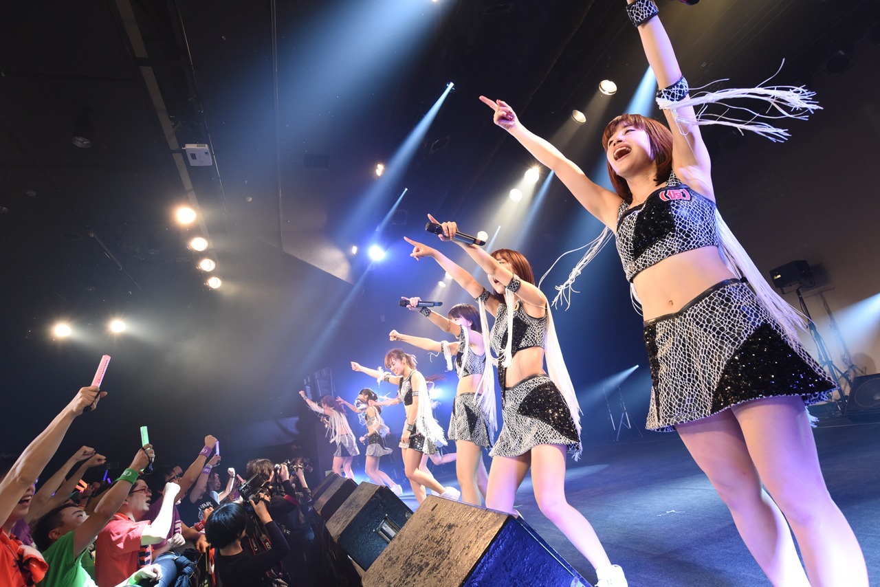 「アップアップガールズ（仮） CD/J 15-16 カウントダウンジャンパー!」の様子。