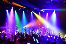 「アップアップガールズ（仮） CD/J 15-16 カウントダウンジャンパー!」の様子。