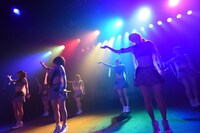 「アップアップガールズ（仮） CD/J 15-16 カウントダウンジャンパー!」の様子。