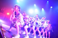 「アップアップガールズ（仮） CD/J 15-16 カウントダウンジャンパー!」の様子。