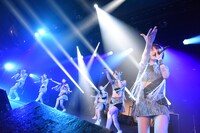 「アップアップガールズ（仮） CD/J 15-16 カウントダウンジャンパー!」の様子。