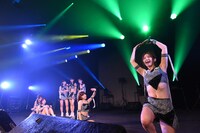 「アップアップガールズ（仮） CD/J 15-16 カウントダウンジャンパー!」の様子。