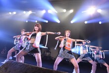 「アップアップガールズ（仮） CD/J 15-16 カウントダウンジャンパー!」の様子。