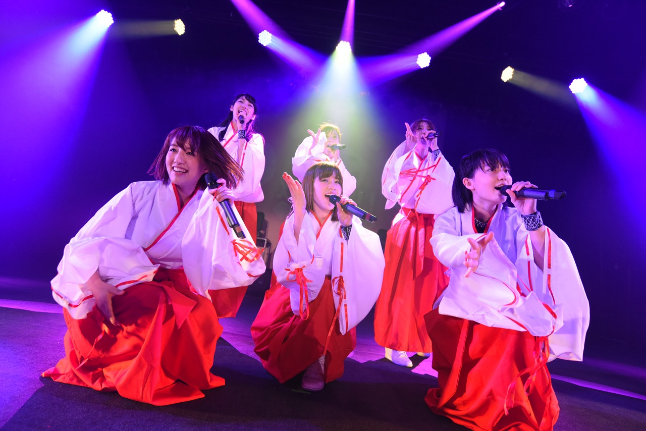 「アップアップガールズ（仮） CD/J 15-16 カウントダウンジャンパー!」の様子。