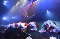 「アップアップガールズ（仮） CD/J 15-16 カウントダウンジャンパー!」の様子。