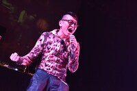 熱唱するmichitomo。