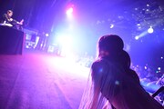 fu_mouによるDJの様子を舞台袖で見守る森咲樹。