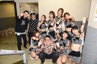 出演者による記念撮影の様子。