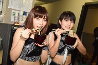 年越しそばを食べる仙石みなみ、新井愛瞳。