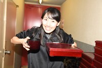 年越しそばと弁当を入手しご満悦の佐保明梨。