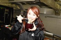 年越しそばを食べる古川小夏。