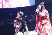 左より宮藤官九郎、皆川猿時。（写真提供：rockin'on japan）
