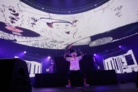 とんかつDJアゲ太郎と藤原大輔（MU-STARS）（写真提供：rockin'on japan）