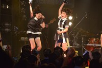 ジャンプする傳彩夏（左）と鹿沼亜美（右）。