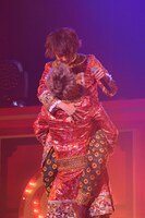 RYUJI（手前）に飛びつくTo-i（奥）。