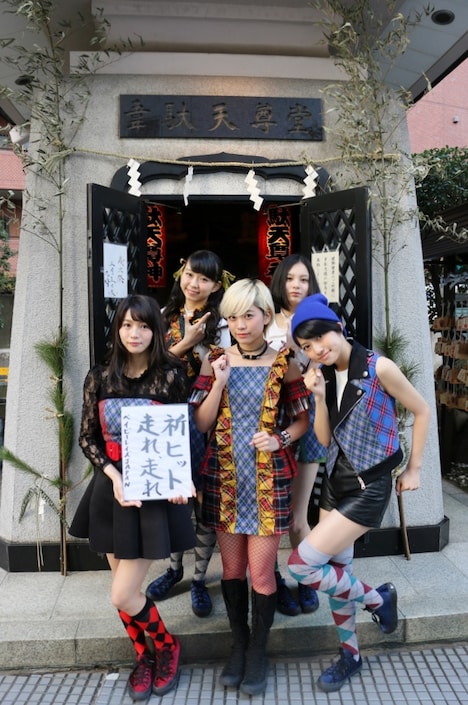 東京・新宿韋駄天尊前に立つベイビーレイズJAPAN。