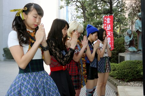 祈祷するベイビーレイズJAPAN。