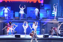 アクロバットを披露するハロプロメンバー。