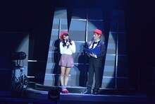 こぶしファクトリー・野村みな美（左）と2人でトークを繰り広げるシャ乱Q・まこと（右）。