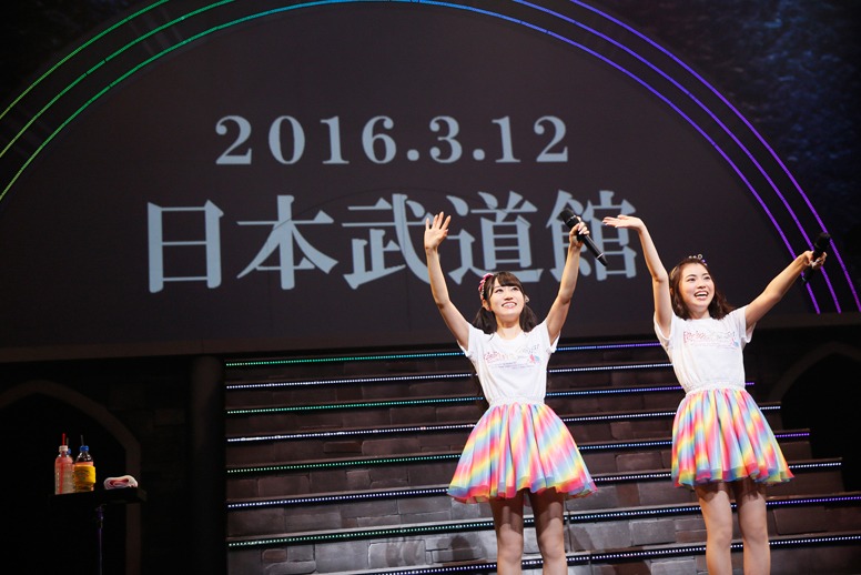 スクリーンを通じて武道館公演の開催を発表する、ゆいかおり。（写真提供：キングレコード）