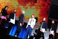 神生アキラのソロパフォーマンスの様子。