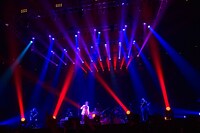 吉井和哉のライブの様子。（撮影：有賀幹夫）