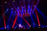 吉井和哉のライブの様子。(撮影:有賀幹夫)