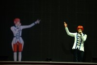 神生アキラのソロパフォーマンスの様子。