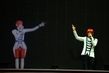 神生アキラのソロパフォーマンスの様子。