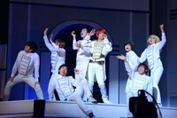 神生アキラのパフォーマンスの様子。