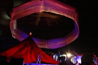 巨大な裾でアリーナを包み込みながら宙に舞い「未来予想図II」を歌う吉田美和。 （撮影：TEPPEI、中河原理英）