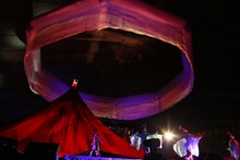 巨大な裾でアリーナを包み込みながら宙に舞い「未来予想図II」を歌う吉田美和。 （撮影：TEPPEI、中河原理英）