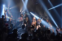 「ベイビーレイズJAPAN電撃の雷舞！2015～史上最“熱”！ちょっと遅めのクリスマス大作戦～」の様子。