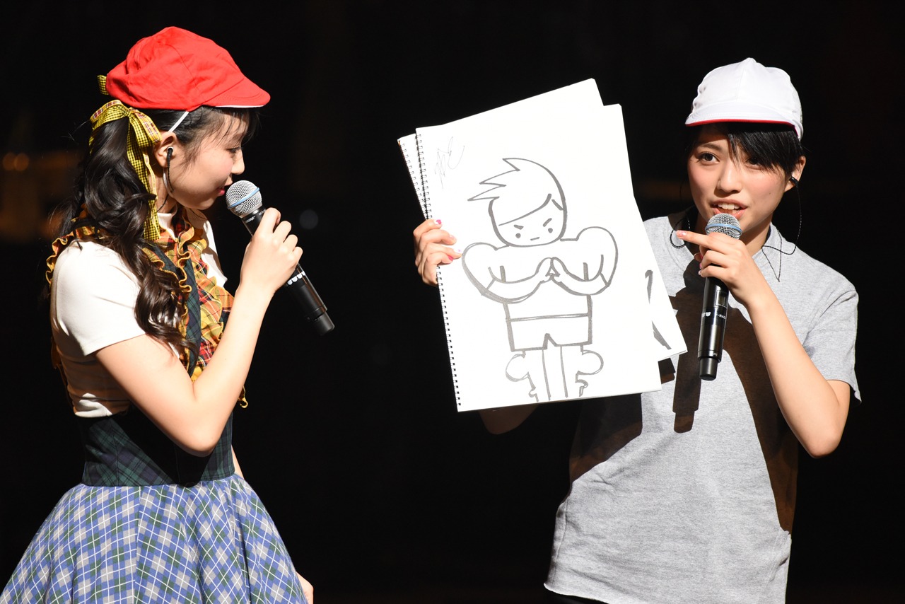 大矢梨華子が描いた五郎丸選手の絵を披露する高見奈央。