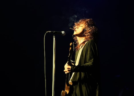 清春「TOUR 天使の詩 2015『21』」大阪・なんばHatch公演の様子。 （写真提供：ワーナーミュージック・ジャパン）