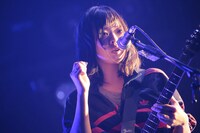 宮崎朝子（G, Vo）（撮影：柴田恵理）