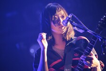 宮崎朝子（G, Vo）（撮影：柴田恵理）