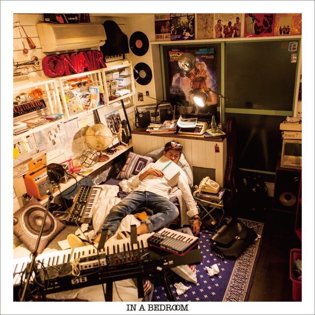 d-iZe「IN A BEDROOM」ジャケット