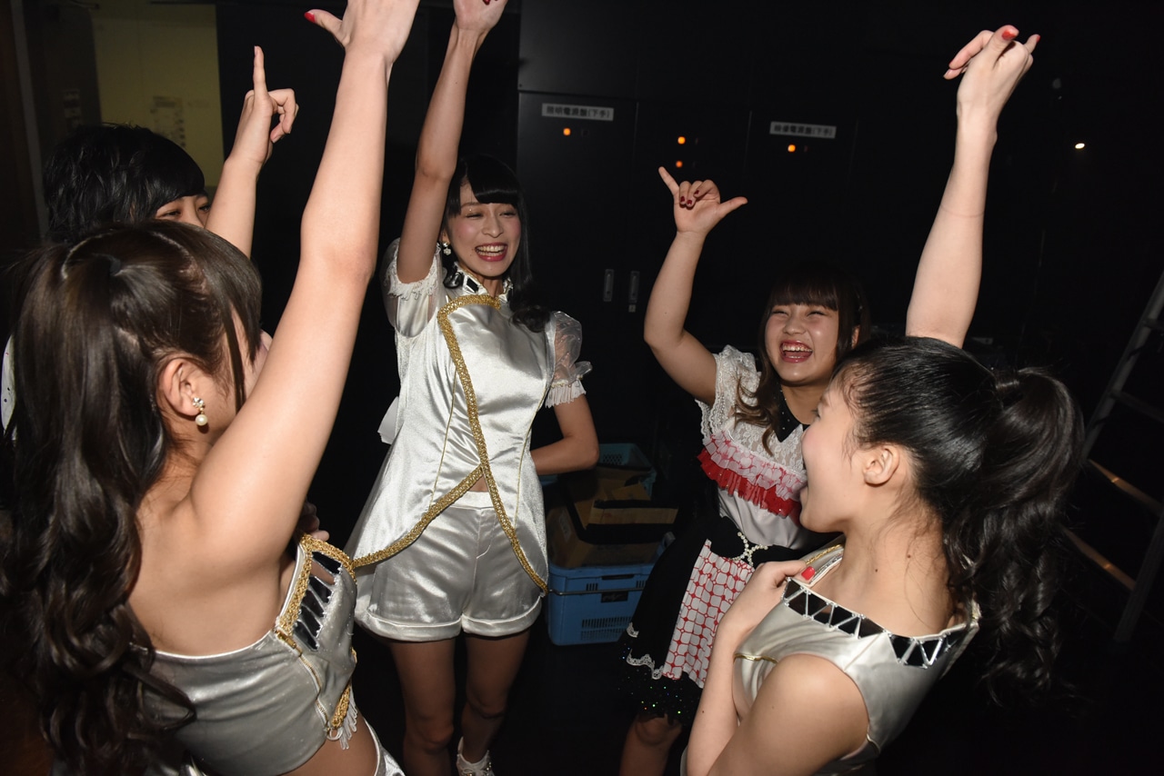 ワンマンライブ直前、舞台袖で円陣を組むGALETTe。