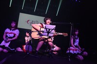 ギターの弾き語りで「secret base～君がくれたもの～」を歌う藤田あかり。
