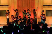 BOYS AND MEN「『BOYMEN NINJA』リリースイベントでござるよ！～全国制覇への道～｣東京・ヴィーナスフォート 教会広場公演の様子。（写真提供：Virgin Music）