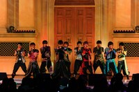 BOYS AND MEN「『BOYMEN NINJA』リリースイベントでござるよ！～全国制覇への道～｣東京・ヴィーナスフォート 教会広場公演の様子。（写真提供：Virgin Music）