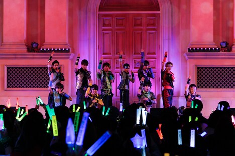 BOYS AND MEN「『BOYMEN NINJA』リリースイベントでござるよ！～全国制覇への道～｣東京・ヴィーナスフォート 教会広場公演の様子。（写真提供：Virgin Music）
