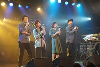 2015年12月27日に大阪・梅田CLUB QUATTROで行われたツアー「あなたの笑顔にやめとま感謝祭2015」最終公演の様子。 （写真提供：EPICレコードジャパン）