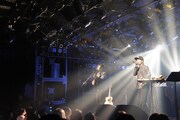 2015年12月27日に大阪・梅田CLUB QUATTROで行われたツアー「あなたの笑顔にやめとま感謝祭2015」最終公演の様子。 （写真提供：EPICレコードジャパン）