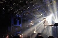2015年12月27日に大阪・梅田CLUB QUATTROで行われたツアー「あなたの笑顔にやめとま感謝祭2015」最終公演の様子。 （写真提供：EPICレコードジャパン）