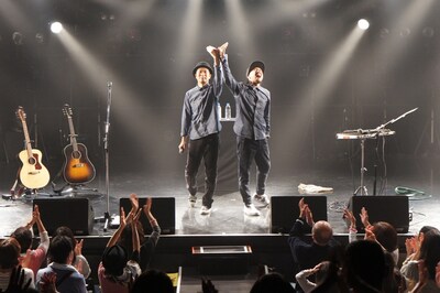 2015年12月27日に大阪・梅田CLUB QUATTROで行われたツアー「あなたの笑顔にやめとま感謝祭2015」最終公演の様子。 （写真提供：EPICレコードジャパン）