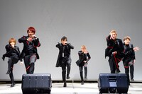 「SUPER FICTION casts SKY-HI」のパフォーマンスの様子。