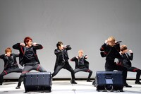 「SUPER FICTION casts SKY-HI」のパフォーマンスの様子。