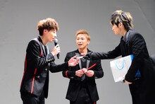 工藤大輝（左）にお年玉をあげるSKY-HI（右）。